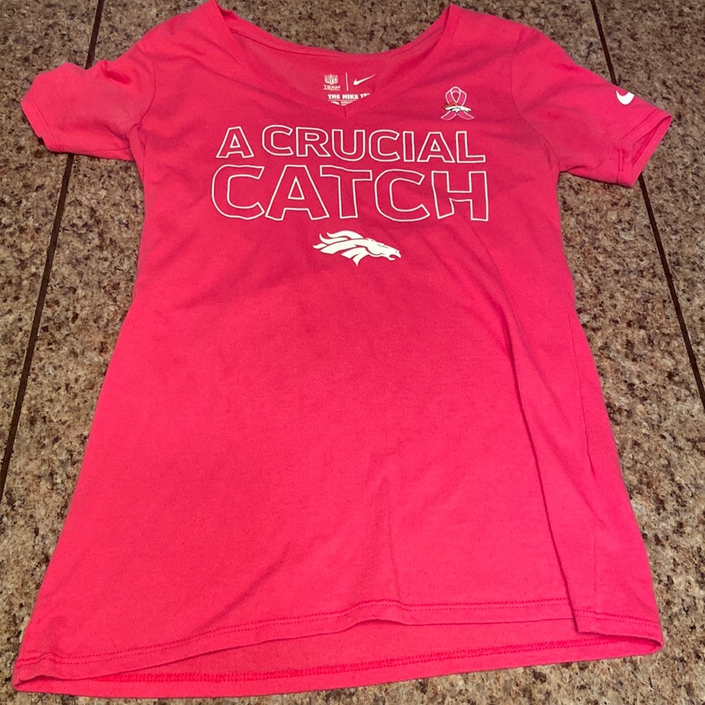 Women’s Size Small Denver Broncos Breast Cancer Awareness shirt